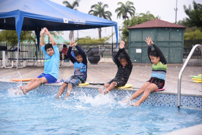 Niños practicando natación en Samborondón