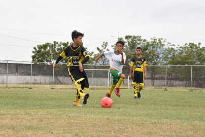 Niños practicando fútbol en Samborondón