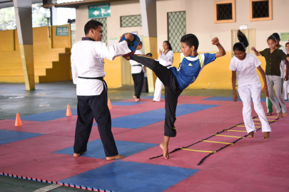 Jóvenes practicando taekwondo en Samborondón