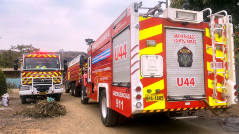 Siete unidades de bomberos combaten incendio forestal en Monte Sinaí, noroeste de Guayaquil