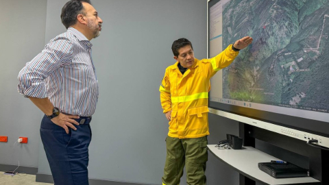 El alcalde de Quito, Pabel Muñoz, en el puesto de mando del Cuerpo de Bomberos, el 4 de septiembre.