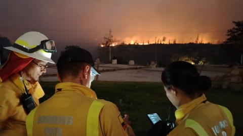 Bomberos de Quito analizan el avance del incendio forestal en Pifo, Valle de Tumbaco, el 4 de septiembre de 2024.