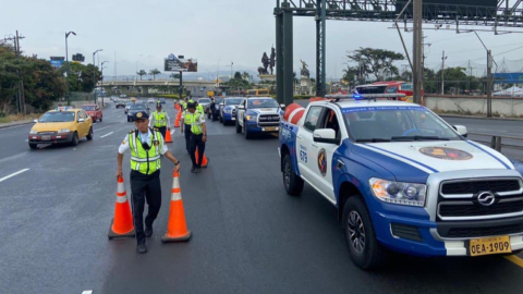 Agentes de la CTE realizan el control de tránsito en la vía La Puntilla-Guayaquil.