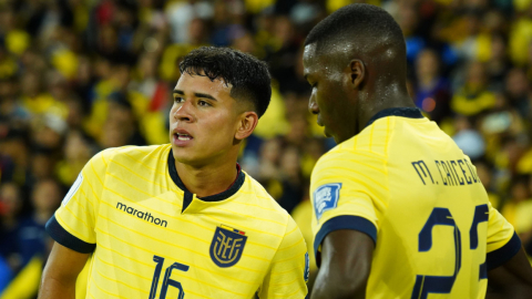 Kendry Páez y Moisés Caicedo en el partido entre Ecuador y Colombia por Eliminatorias, 17 de octubre de 2023.