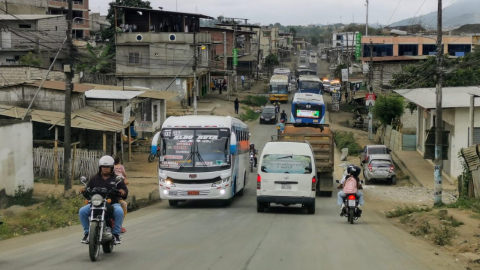 El Municipio de Guayaquil informó que está trabajando con recursos y personal propio en la pavimentación de la Sergio Toral II, al noroeste de Guayaquil, en una zona afectada por la extorsión donde un contrato para construir un parque se declaró desierto en agosto pasado.