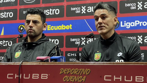 Norberto Araujo (d), nuevo técnico de Deportivo Cuenca, junto a Luis Escalada, director deportivo,  este jueves 5 de septiembre.