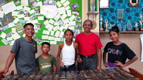 Jimmy Sinisterra (de rojo), director del grupo de música y danza Afromestizo Candente, con parte de sus alumnos en la cooperativa Andrés Quiñonez de la Isla Trinitaria, al sur de Guayaquil.