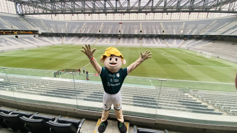 Bananerito posa para una foto en el estadio Arena da Baixada, donde juega el Athletico Paranaense.