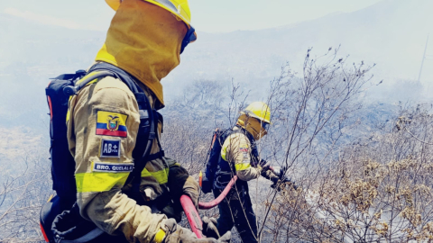 Nayón e Itulcachi mantienen 'puntos calientes', y se reporta un tercer incendio forestal en el norte de Quito