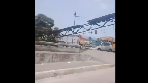 Emergencia en la vía a Daule, norte de Guayaquil, por la caída de un pórtico sobre un carro