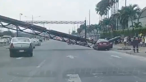 Caída de pórtico en la vía a Daule provoca desvío de una ruta de la Metrovía en Guayaquil