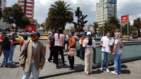 Usuarios no pueden bajar a la estación del Metro de La Carolina, el 7 de septiembre de 2024.