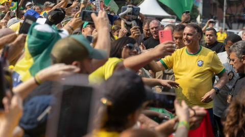 El expresidente brasileño Jair Bolsonaro saluda a varios simpatizantes durante una manifestación en Sao Paulo, el 7 de septiembre de 2024.