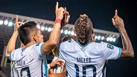 Anderson Naula, de Guayaquil City, festeja su gol con Miler Bolaños ante Delfín por Copa Ecuador el sábado 7 de septiembre de 2024.