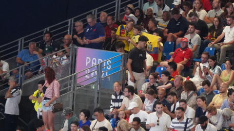 Aficionados ecuatorianos con sus banderas en el Champ de Mars arena de los Juegos Olímpicos de París, el 8 de agosto de 2024.