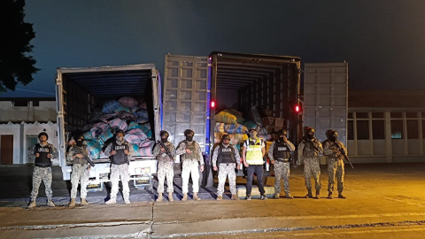 La ropa estaba distribuida en sacos dentro de dos camiones y otras perchas, en una bodega del centro de Guayaquil.