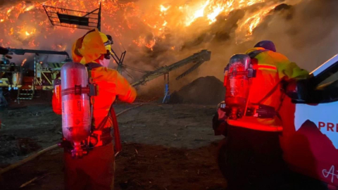 Personal del Cuerpo de Bomberos del cantón Mejía asisten la emergencia en la vía Aloag.