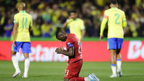 Moisés Caicedo (c), volante de la selección ecuatoriana, al finalizar el partido del 6 de septiembre ante Brasil.