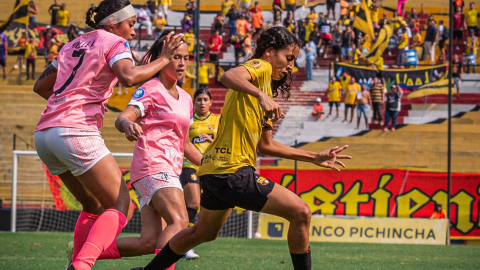 Barcelona SC y Club Ñañas disputaron la semifinal de la Superlifa Femenina en el estadio Banco Pichincha.