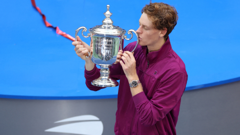 Jannik Sinner, tenista italiano, besa el trofeo luego de lograr el título en el Abierto de Estados Unidos.