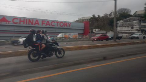 Motos circulan con tres personas en la vía a Daule, norte de Guayaquil, debido a la falta de buses el 9 de septiembre de 2024.