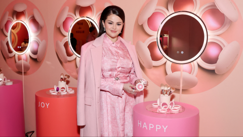 Selena Gomez celebra el lanzamiento de la colección de rubores en polvo Soft Pinch Luminous de Rare Beauty en Studio 525, 2024.