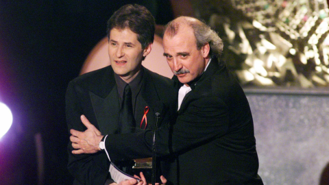 Los compositores James Horner y Will Jennings reciben su premio en la 41ª edición de los premios Grammy, 1999.