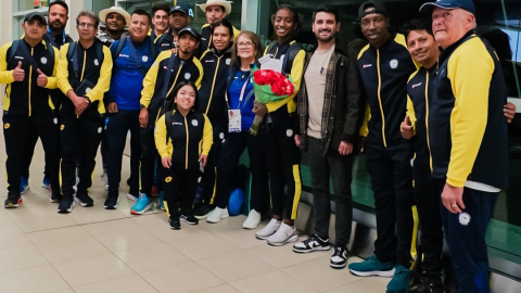 Kiara Rodríguez, doble medallista de oro en los Juegos Paralímpicos de París, junto a más integrantes de la delegación ecuatoriana, tras su llegada a Quito.