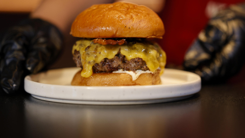 Hamburguesa 'Singular', de la hamburguesería española Hundred Burgers, ganadora como la ganadora como la Mejor del Mundo en el concurso The World's Best Burgers.