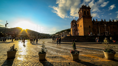 Imagen referencial de personas paseando en Perú.