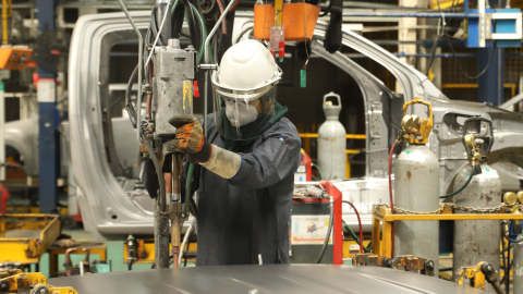 Un trabajador en la planta de ensamblaje de la marca Chevrolet en Ecuador, septiembre de 2024.