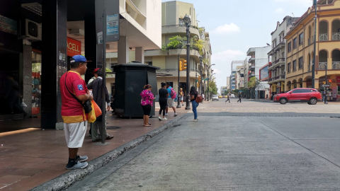 La calle Rumichaca en el centro de Guayaquil, por donde suelen transitar decenas de líneas de buses urbanos, se hallaba despejada la tarde de este martes 10 de septiembre de 2024, en el segundo día de la paralización parcial del servicio de transporte urbano en la ciudad.