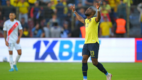 Enner Valencia celebra su gol, que sirvió para que la Tri derrote a Venezuela, este martes en el estadio Rodrigo Paz Delgado.