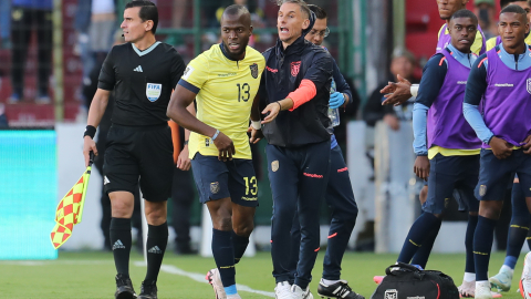 Sebastián Beccacece, DT de la Tri, celebra con Enner Valencia el gol de la victoria ante Perú, este martes 10 de septiembre en el estadio Rodrigo Paz Delgado.