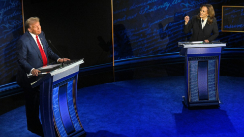 La candidata presidencial demócrata, Kamala Harris, habla mientras el candidato republicano, Donald Trump, hace gestos durante un debate presidencial en Pensilvania, el 10 de septiembre de 2024.