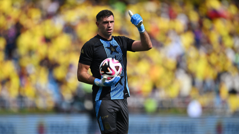 Emiliano Martínez saluda a los aficionados en el estadio Metropolitano de Barranquilla, el 10 de septiembre de 2024.