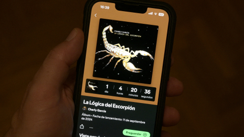 Un teléfono inteligente muestra en su pantalla la cuenta regresiva del lanzamiento del nuevo álbum de Charly García, 'La Lógica del Escorpión', el 10 de septiembre de 2024.