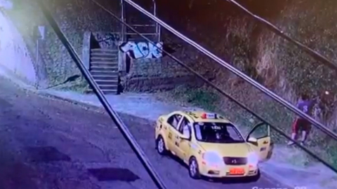 Video capta a supuesto conductor de taxi provocando un incendio forestal en Quito