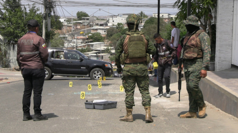 Personal de la Policía y Fuerzas Armadas llegan al sitio donde se registró el ataque, la tarde de este 11 de septiembre, en Manta.