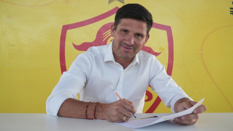 Gabriel Pereyra luego de firmar su contrato con Aucas, como nuevo director técnico, el 11 de septiembre de 2024.