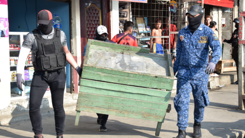 Funcionarios municipales retiran artículos que ocupaban la vía pública en los exteriores de la Penitenciaría de Guayaquil, este 11 de septiembre de 2024.