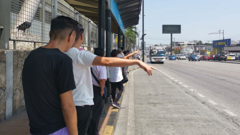 Usuarios aguardan por un bus en la parada del Registro Civil Municipal de la Martha Roldós, en el norte de Guayaquil. El servicio aún es irregular este miércoles 11 de septiembre de 2024, en el tercer día de una paralización parcial del servicio en la ciudad.