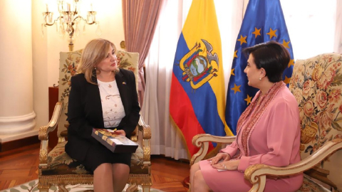 La embajadora Jekaterina Dorodnova charla con la canciller ecuatoriana Gabriela Sommerfeld, el 11 de septiembre de 2024.