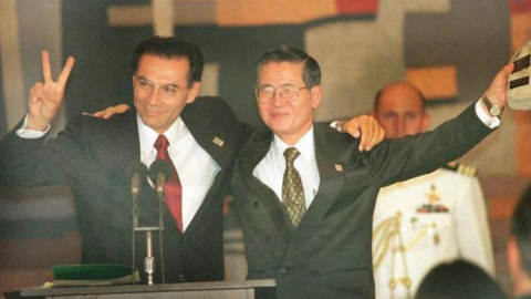 Los entonces presidentes de Ecuador, Jamil Mahuad, y de Perú, Alberto Fujimori, se dan un abrazo en el contexto de la firma de la paz el 26 de octubre de 1998.