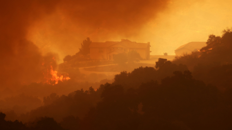 Humo y llamas envuelven una ladera cercana a las casas durante el incendio del aeropuerto cerca de Lake Elsinore, 10 de septiembre de 2024.