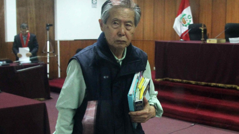 Fotografía de archivo del 15 de agosto de 2014 del expresidente de Perú Alberto Fujimori en una audiencia, en Lima.