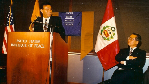 Jamil Mahuad y Alberto Fujimori, en un encuentro cuando eran presidentes de Ecuador y Perú, respectivamente.