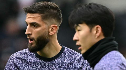 El centrocampista uruguayo del Tottenham Rodrigo Bentancur y el delantero surcoreano Son Heung-Min calientan antes del partido ante el Bournemouth, el 31 de diciembre de 2023.