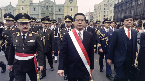 El expresidente de Perú Alberto Fujimori frente a comandantes peruanos en una ceremonia militar en Lima, el 28 de julio de 1991.