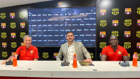 Antonio Álvarez (c), presidente de Barcelona SC, junto al técnico Ariel Holan (i) y Segundo Castillo, asistente.